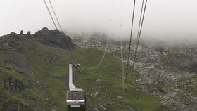 Na švýcarské hoře Schilthorn museli z lanovky zachraňovat turisty.