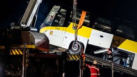 Při nehodě turistického autobusu ve Švýcarsku zemřelo několik lidí.