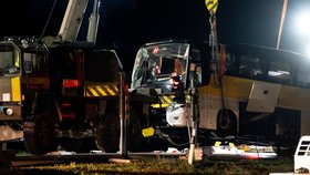 Při nehodě turistického autobusu ve Švýcarsku zemřelo několik lidí.
