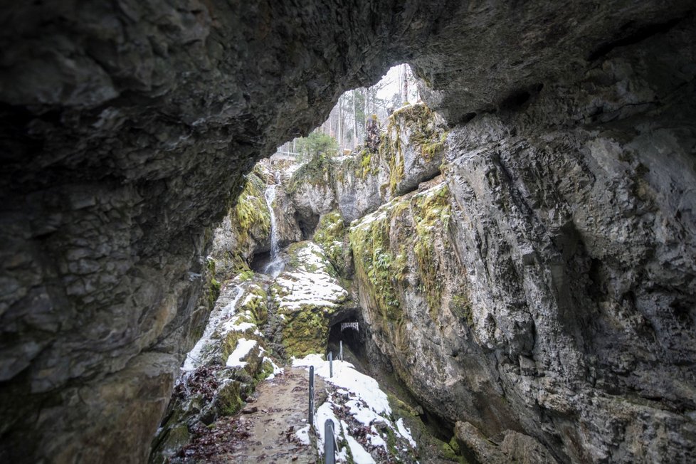 Turisté, kteří se několik dní kvůli navýšení vodní hladiny nemohli dostat ze švýcarského jeskynního systému Hölloch, jsou opět volní