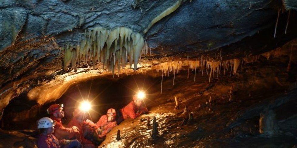 Turisté uvězněni vodou ve švýcarské jeskyni strávili 6 dní