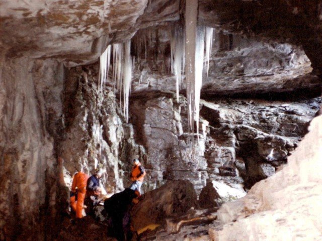 Turisté uvězněni vodou ve švýcarské jeskyni strávili 6 dní