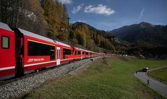 Švýcarskými Alpami projel nejdelší osobní vlak na světě