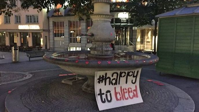 Červeně zbarvené fontány v Curychu jako protest proti vyšší dani na vložky.