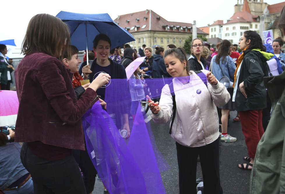 Ve Švýcarsku vyrazily ženy do ulic, stávkují kvůli lepším platovým podmínkám i více času na rodinu (14.6 2019)