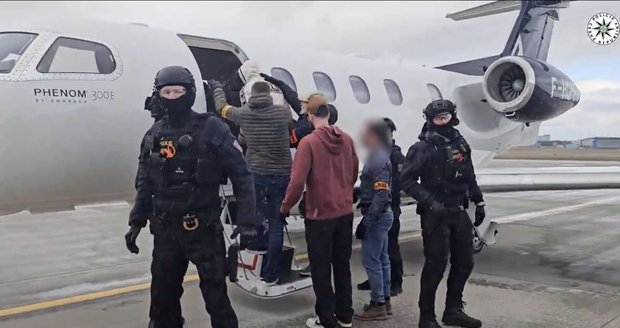 Zásah jako z filmu! Švýcarská policie přistála v Praze soukromým jetem pro nebezpečného muže.