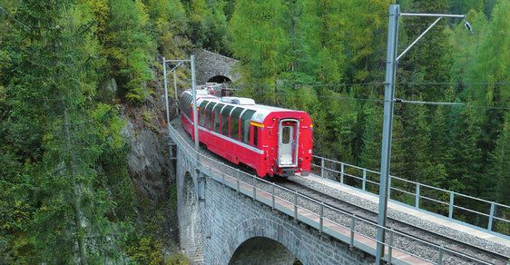 Jedním vlakem k ledovcům i palmám. To je cesta Bernina Expressem po železniční trati zapsané v seznamu UNESCO