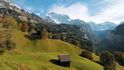 Horské vsi v okolí železniční trati šplhající na nejvyšší evropské nádraží Jungfraujoch jsou plné hotelů a apartmánů: v zimě je vyhledávají lyžaři, po zbytek roku milovníci čerstvého vzduchu a pohody. Řada obcí se totiž pyšní zákazem vjezdu automobilů.