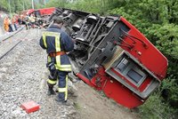 Ve Švýcarsku vykolejil vlak: 1 mrtvý, desítky zraněných