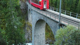 Jedním vlakem k ledovcům i palmám. To je cesta Bernina Expressem po železniční trati zapsané v seznamu UNESCO