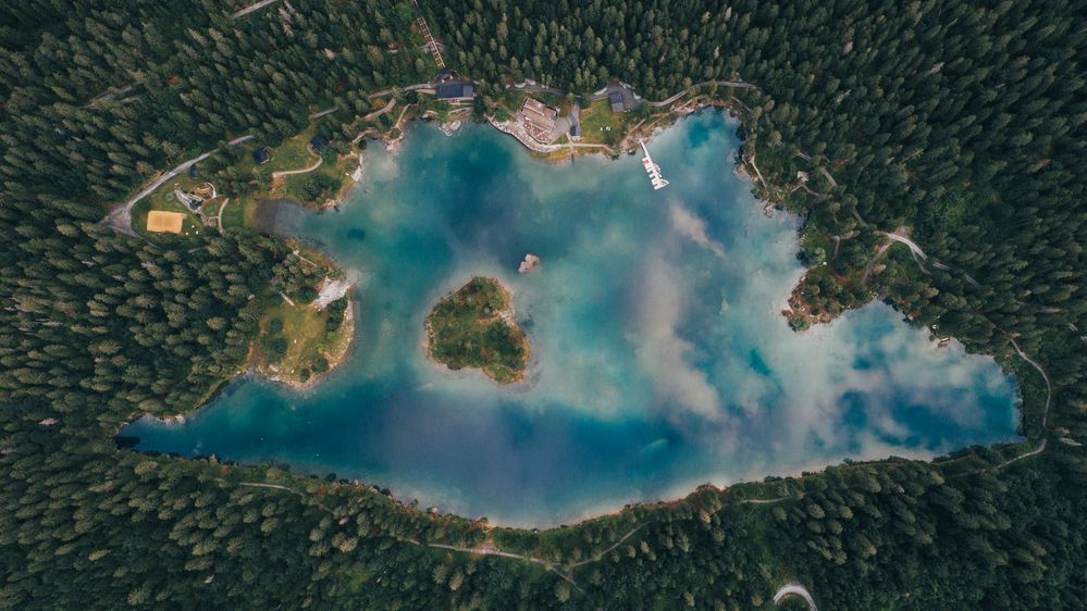 Letecký pohled na jezero Caumasee ve Flims.