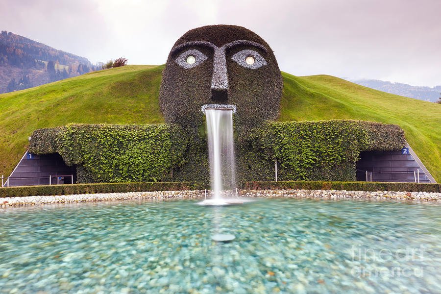 Park Swarovski ve Wattensu je znám pod názvem Křišťálová říše. Obr, který chrlí vodu, má křišťálové oči. V parku je také umístěný největší broušený křišťál, váží 62 kg a má 300 000 karátů.
