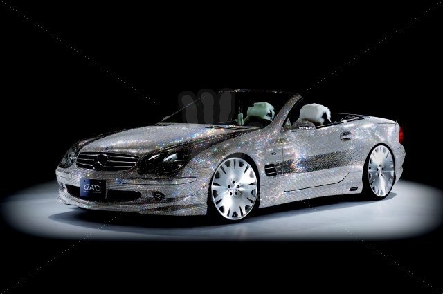 Tenhle mercedes je posázený 300 tisíci kamínky od Swarovského. A majitel za něj zaplatil přes 15 milionů korun.