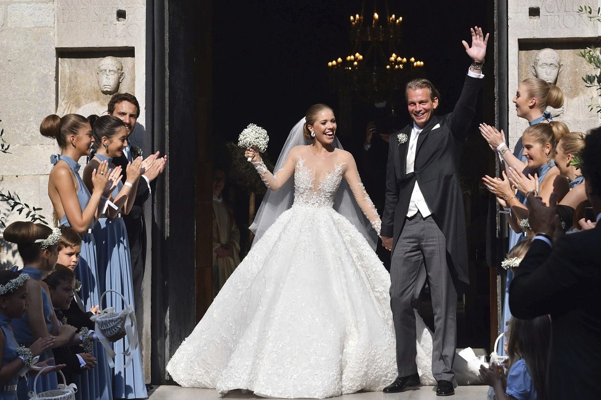 Victoria Swarovski a její svatební šaty. Autor: Michael Cinco Cena: 21 milionů Kč Váha: 46 kg Počet krystalů: 500 000