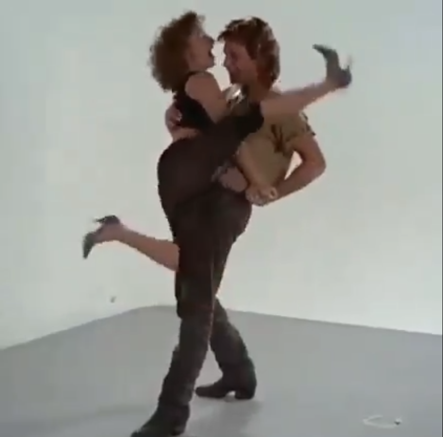 Dosud neviděné záběry z kamerové zkoušky Hříšného tance. Swayze a Greyová procvičují taneční čísla včetně slavné zvedačky.