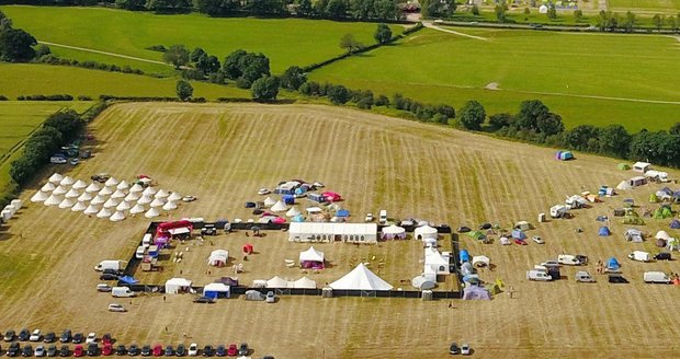 Záběry na obrovský swingers festival Swingfields z roku 2019. Účastnilo se ho na 700 lidí.