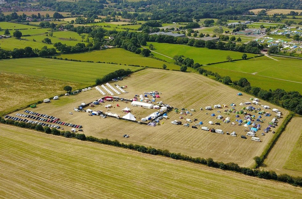 Záběry na obrovský swingers festival Swingfields z roku 2019. Účastnilo se ho na 700 lidí.