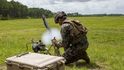Americký voják odpaluje dron Switchblade