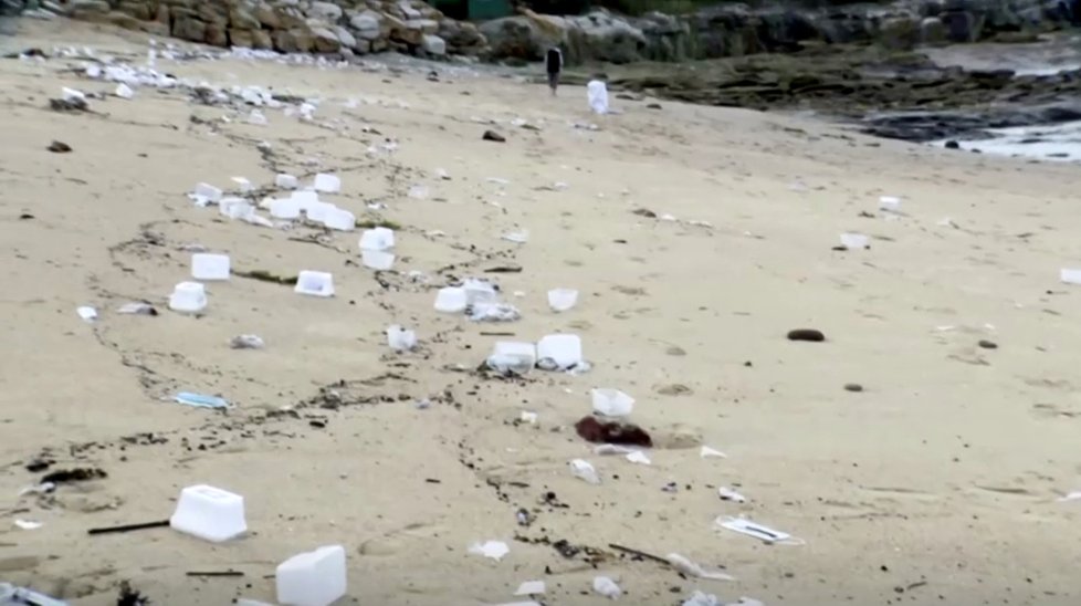 Na pláže v Sydney moře vyplavilo roušky ze 40 spadlých kontejnerů