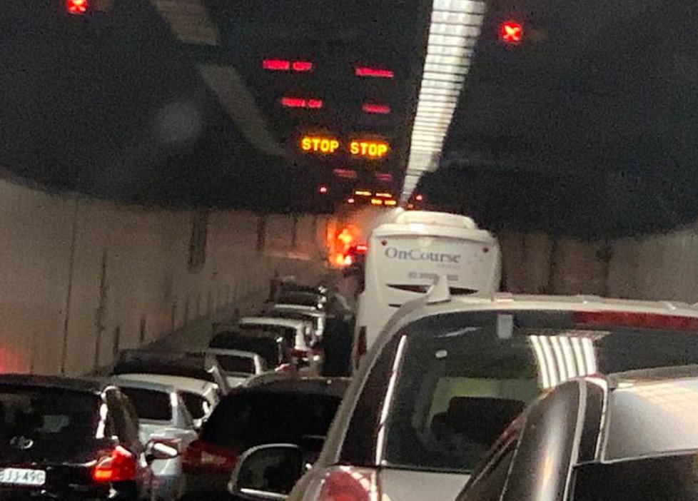 V tunelu pod Sydney si lidé postáli dvě hodinky, než mohli zas dál. Jedno z aut začalo zničehonic hořet.
