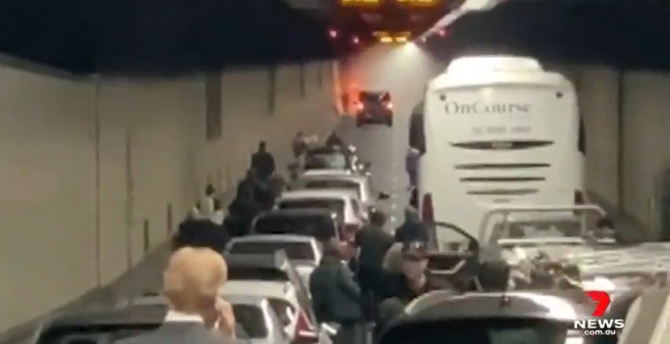V tunelu pod Sydney si lidé postáli dvě hodinky, než mohli zas dál. Jedno z aut začalo zničehonic hořet.