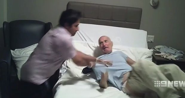 Nechutné! Ošetřovatel (35) brutálně starce strhl z postele, tloukl botou a vláčel za pyžamo
