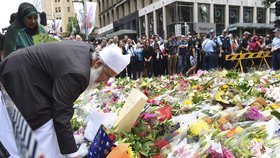 Tony Abbott a další lidé, mezi nimi i mnoho muslimů, přichází položit k místu útoku květiny