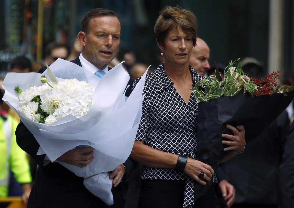 Tony Abbott a další lidé, mezi nimi i mnoho muslimů, přichází položit k místu útoku květiny