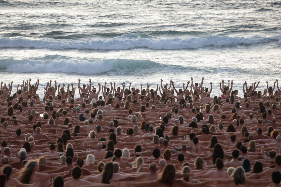 Stovky naháčů se sešly na pláži Bondi v australském Sydney.
