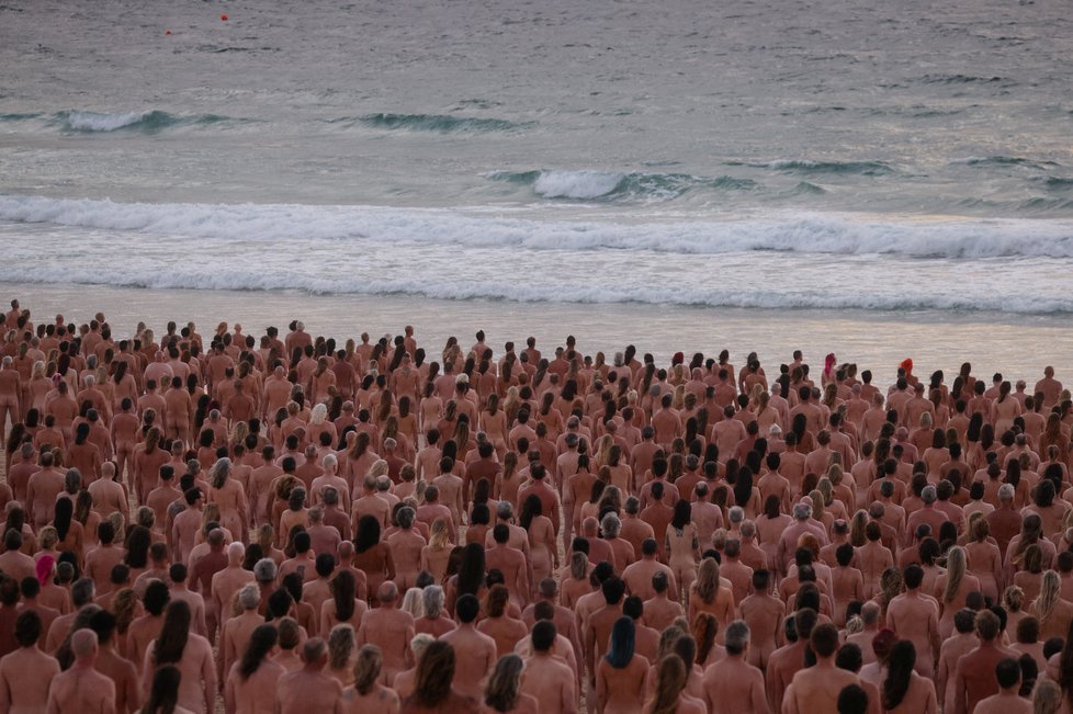 Stovky naháčů se sešly na pláži Bondi v australském Sydney.