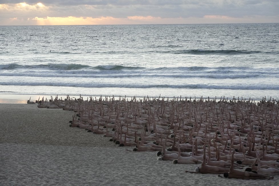 Stovky naháčů se sešly na pláži Bondi v Austrálii.