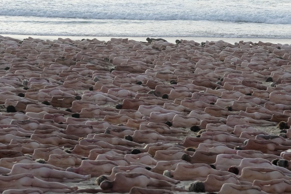 Stovky naháčů se sešly na pláži Bondi v Austrálii.