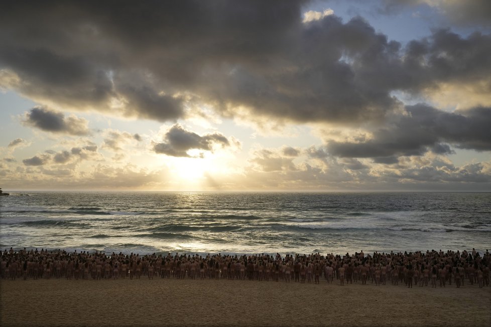 Stovky naháčů se sešly na pláži Bondi v Austrálii.