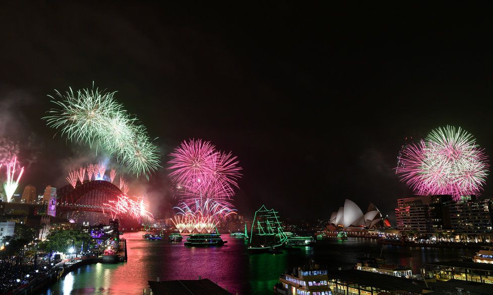 Mohutný ohňostroj v australském Sydney, (31.12.2019).