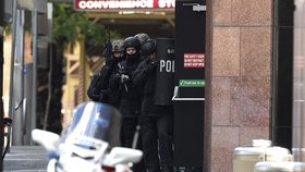 Útočník drží několik rukojmí v kavárně v Sydney