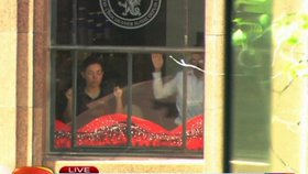 Útočník drží několik rukojmí v kavárně v Sydney