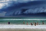 Nedaleko pláže Bondi u Sydney byl dnes k vidění dechberoucí úkaz. Mraky vypadaly jako blížící se vlna tsunami.