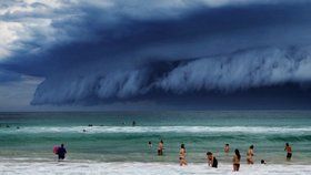 Nedaleko pláže Bondi u Sydney byl dnes k vidění dechberoucí úkaz. Mraky vypadaly jako blížící se vlna tsunami.