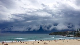 Nedaleko pláže Bondi u Sydney byl dnes k vidění dechberoucí úkaz. Mraky vypadaly jako blížící se vlna tsunami.