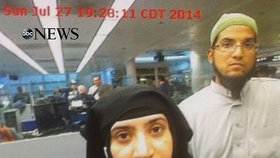 Kalifornský střelec Syed Farook s manželkou Tashfeen Malikovou po příletu ze Saúdské Arábie.