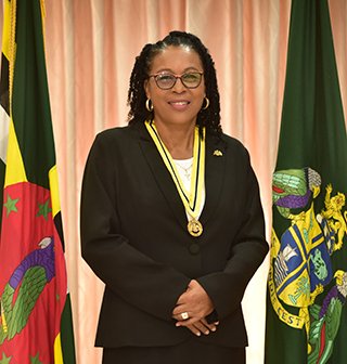 Sylvanie Burtonová se roku 2023 stala prezidentskou Dominiky.