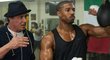 Rocky (Sylvester Stallone) radí Creedovi (Michael B. Jordan)