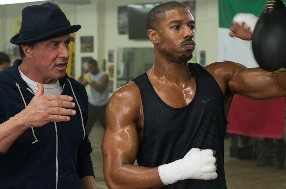 Rocky (Sylvester Stallone) radí Creedovi (Michael B. Jordan)