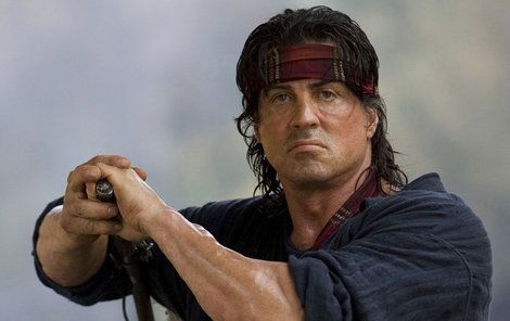 Sylvester Stallone jako válečný veterán Rambo.