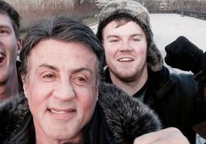 Kamarády čekalo na vrcholu schodů u Rockyho sochy nečekané překvapení - samotný Sylvester Stallone.