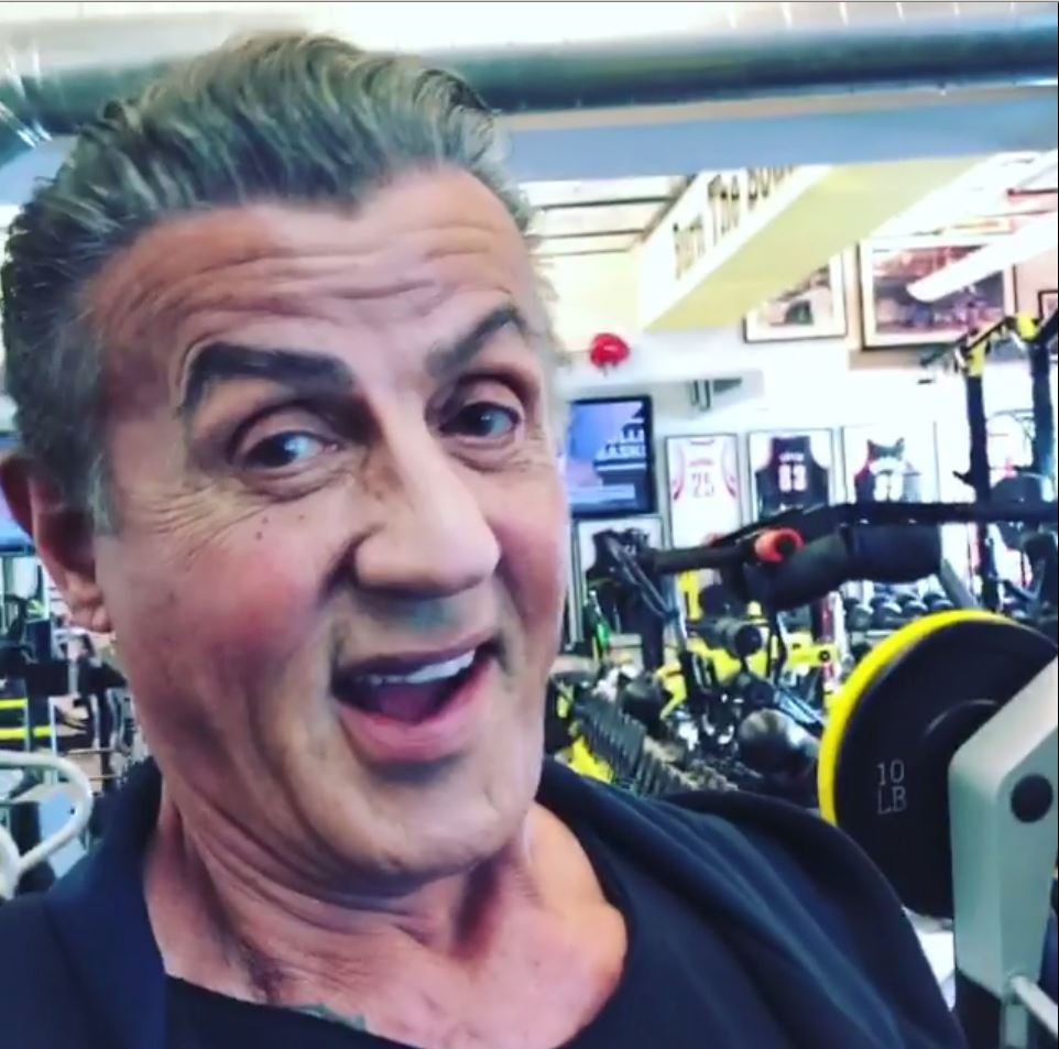 Sylvester Stallone na nechutný hoax odpověděl fotkou z posilovny.