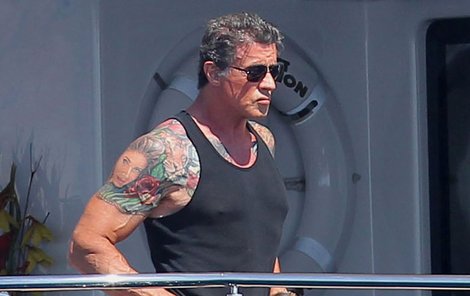 Sylvester Stallone je v 66 letech pořád ve fantastické formě. A k image drsňáka patří i pořádné tetování!