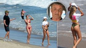 Rambo Sylvester Stallone na pláži vyvenčil své kočky: Dcery se mu hodně povedly!