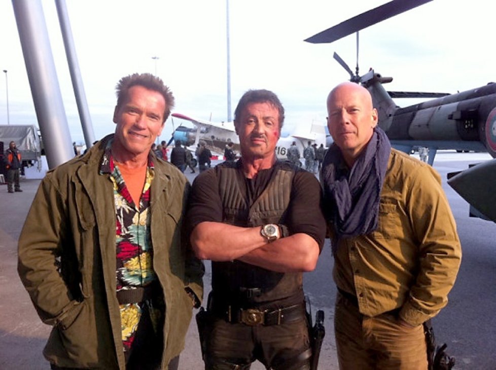 Stallone se řadí mezi hollywoodské drsňáky. Na fotce s Schwarzeneggerem a Willisem.