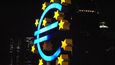 Symbol eura před Evropskou centrální bankou ve Frankfurtu